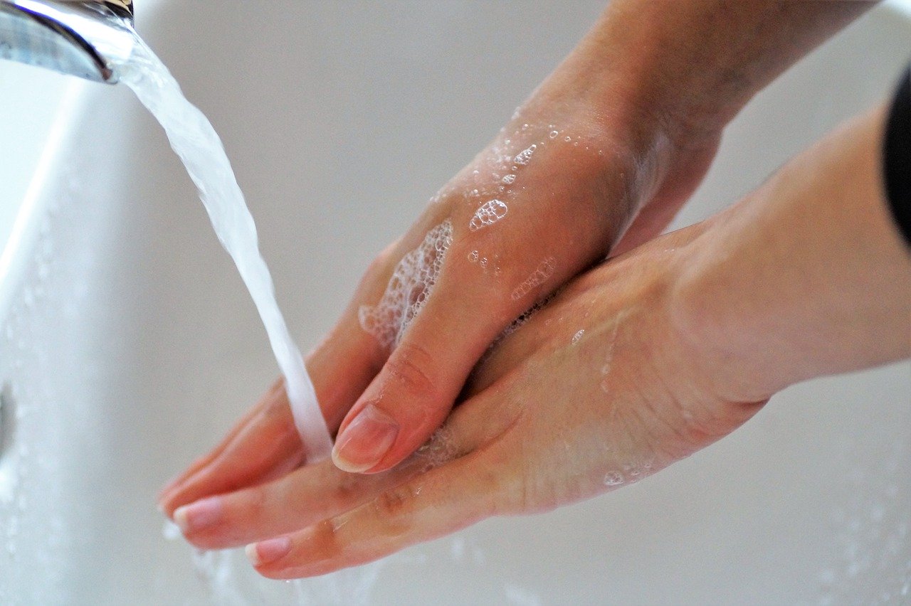 Handen wassen volgens een universitair docent