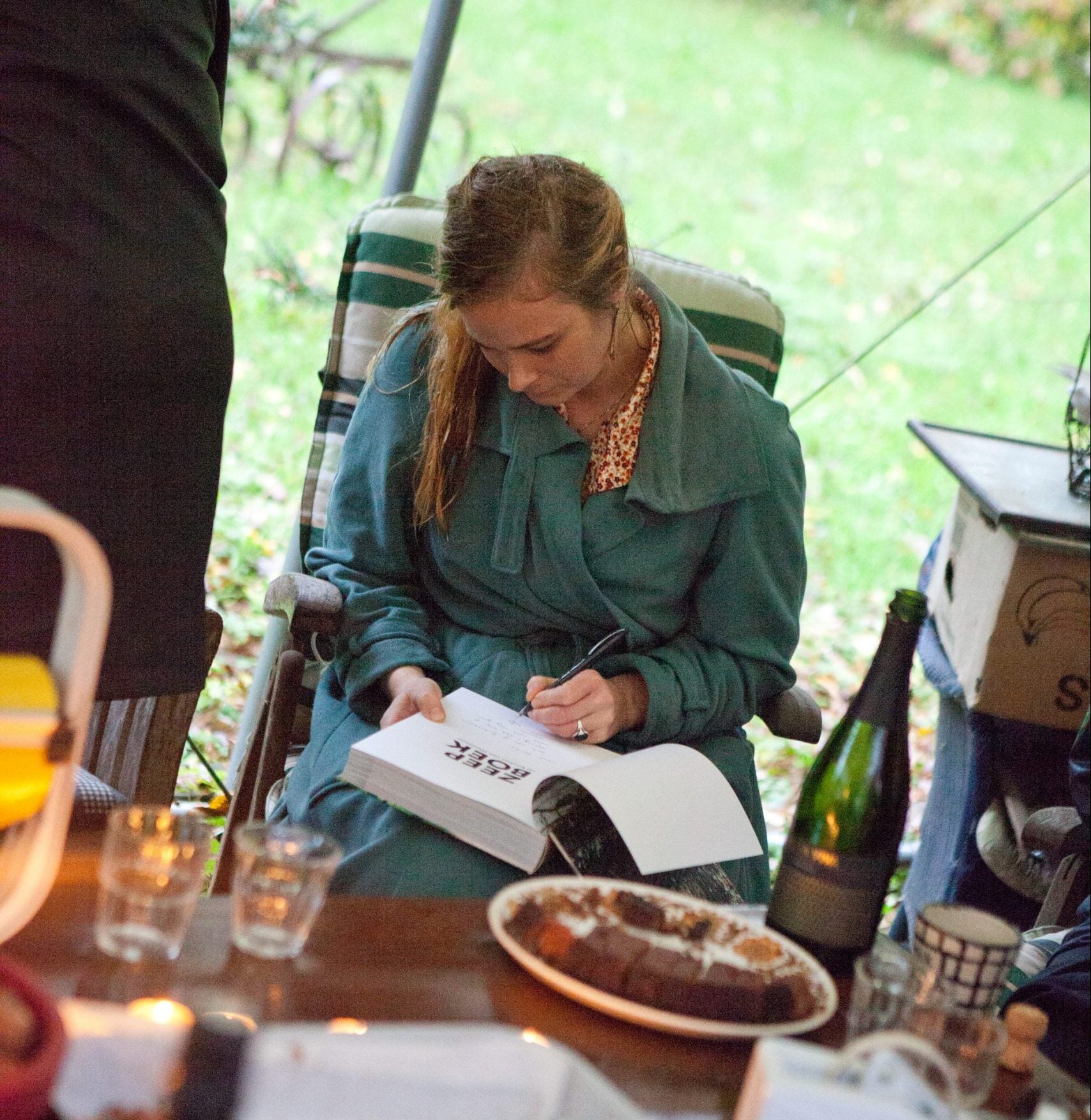 Evelien signeert Zeepboek tijdens de boekpresentatie